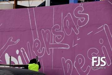  Mural y banderolas violetas en Telde por el 8-M/Francisco Javier Santana.